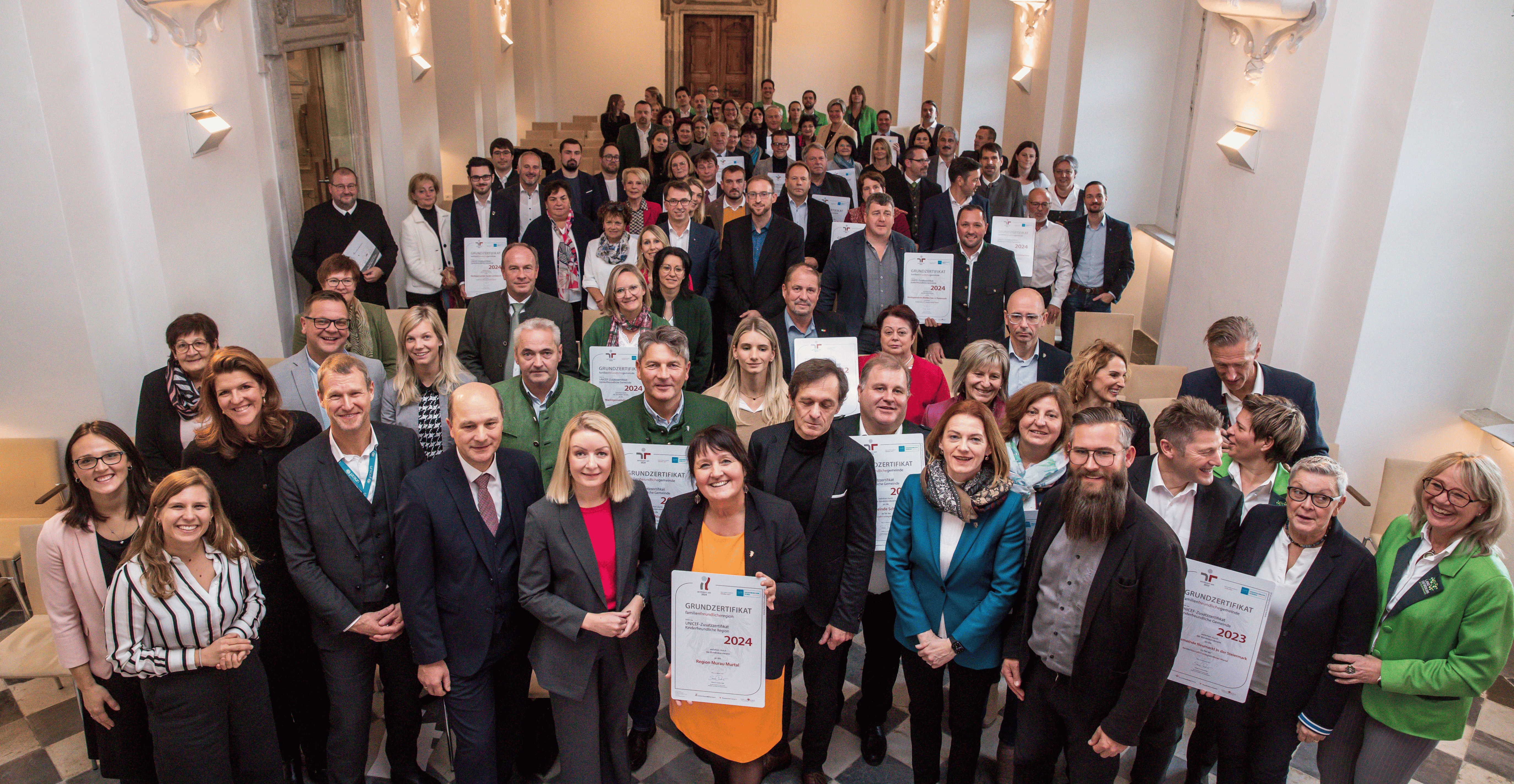 Gruppenbild Verleihung familienfreundlicheregion Murau Murtal