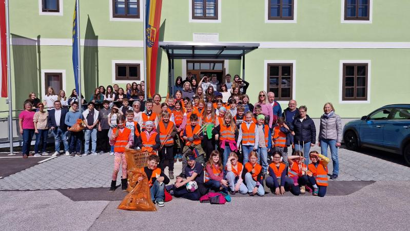 Bildnachweis: Frühjahrsputz vor barrierefreirem Gemeindeamt Foto Marktgemeinde Türnitz