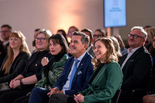 Publikumsfoto von Bundesministerin Claudia Plakolm und Bundesminister Peter Hanke