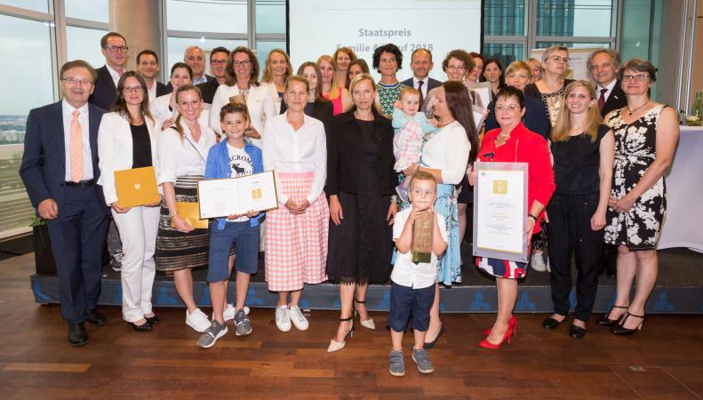 Alle Preisträger/innen mit Bundesministerin Dr. Juliane Bogner-Strauß