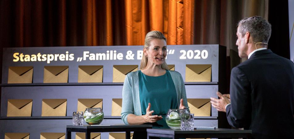 Bundesministerin Mag. (FH) Christine Aschbacher und Moderator Werner Sejka