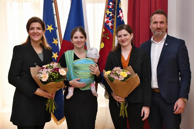 v.l.n.r.: Mag. Elisabeth Wenzl (GF Familie & Beruf Management GmbH), Jana Leitnerová (Kreisrätin Südmähren), Cornelia Sijaric MA (Bereichsleitung Zertifizierungen), Petr Horehleď (Leiter der Abteilung für Sozialwesen des Kreisamtes Südmähren) © Kreis Südmähren