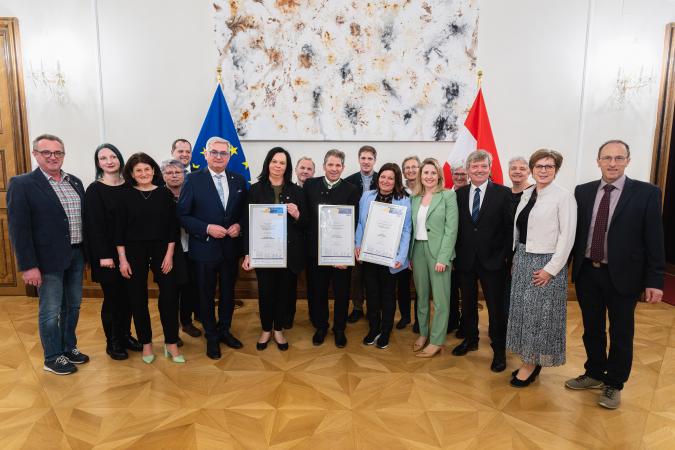 Gruppenbild mit allen ausgezeichneten Gemeinden mit FBM MMag. Dr. Susanne Raab und Präsident des Österreichischen Gemeindebundes, Bgm. Mag. Alfred Riedl